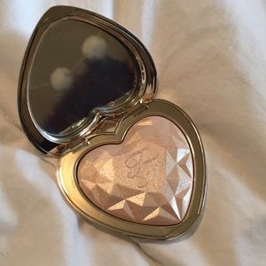 Too faced highlighter - love light